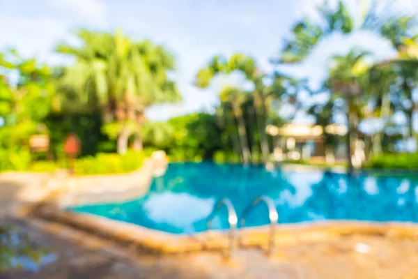 Borrão abstrato e desfoque bela piscina exterior em quente — Fotografia de Stock