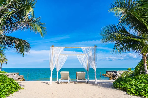 Bellissimo ombrellone e sedia intorno spiaggia mare oceano con sk blu — Foto Stock