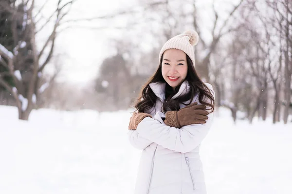 Vacker ung asiatisk kvinna ler glad för resa i snö win — Stockfoto