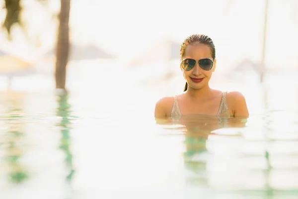 Retrato jovem bela asiática mulher feliz sorriso e relaxar no sw — Fotografia de Stock