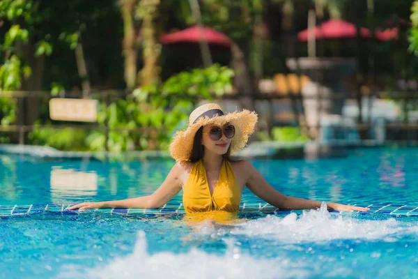 Retrato bonito jovem asiático mulher lazer relaxar sorriso e hap — Fotografia de Stock