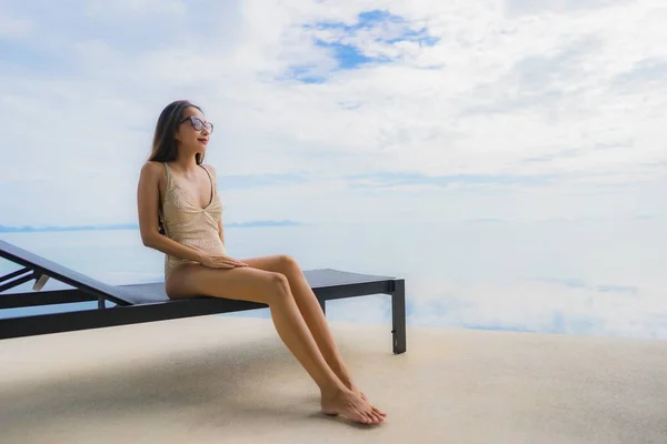 Retrato jovem mulher asiática relaxar sorriso feliz ao redor natação poo — Fotografia de Stock