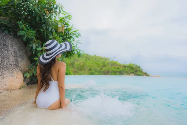 Retrato jovem mulher asiática relaxar sorriso feliz em torno de natação ao ar livre — Fotografia de Stock