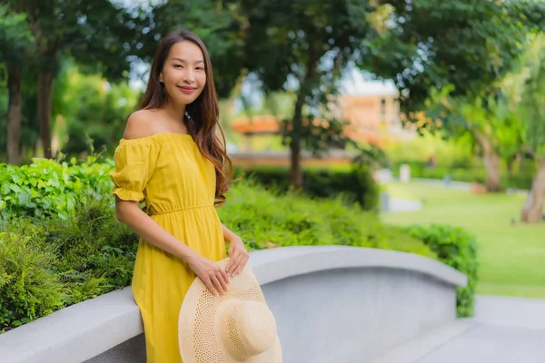 Retrato mulheres bonitas feliz relaxar sorriso em torno do jardim — Fotografia de Stock