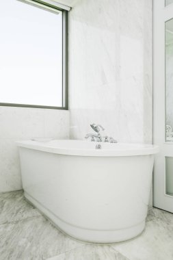 Güzel lüks beyaz küvet banyo iç dekorasyonda