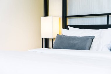 Hafif lamba ile yatakta güzel lüks rahat yastık