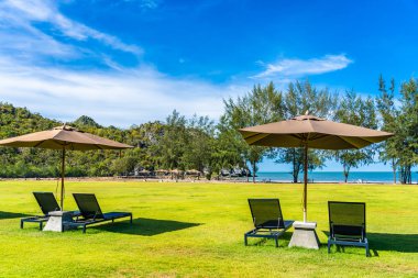 Şemsiye ve c ile deniz ve plaj güzel açık manzara