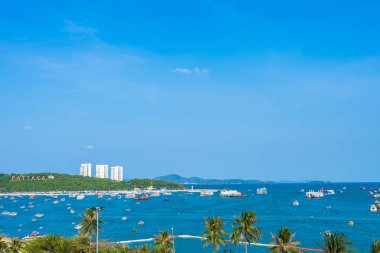 Mavi gökyüzünde Pattaya şehir güzel deniz Okyanusu Körfezi manzara