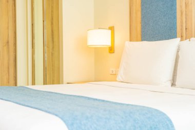 Hafif lamba ile yatak dekorasyonbeyaz rahat yastık