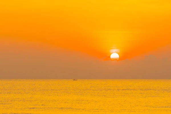 Vackra landskapet tropisk natur med havet och stranden en — Stockfoto