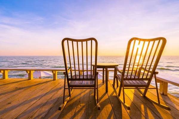 Lege houten stoel en tafel op terras met mooie tropi — Stockfoto