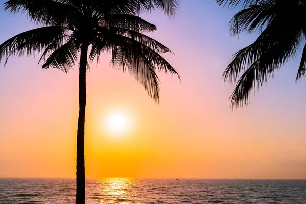 Hermosa silueta cocotero palmera en el cielo neary mar océano be — Foto de Stock