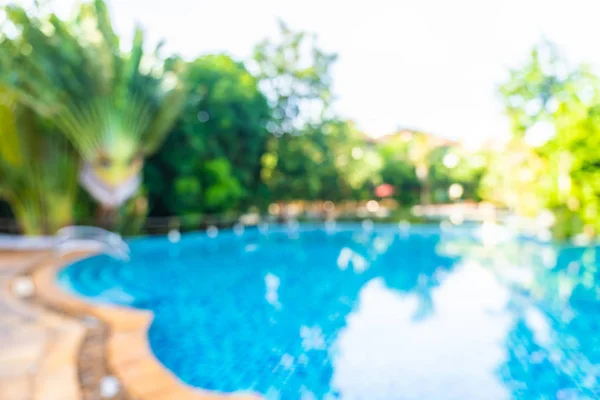 Desenfoque y desenfoque abstracto hermosa piscina al aire libre en caliente —  Fotos de Stock