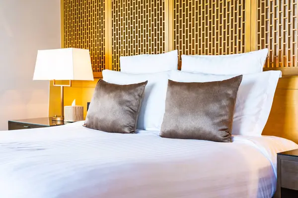 ベッドと毛布の上に美しい豪華な快適な白い枕 — ストック写真