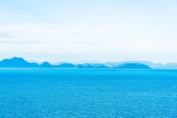 Mar exterior bonito oceano com céu azul nuvem branca em torno sagacidade — Fotografia de Stock
