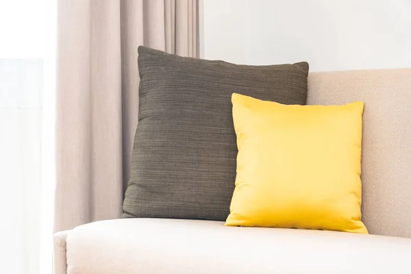 ソファの装飾インテリアに快適な枕 — ストック写真
