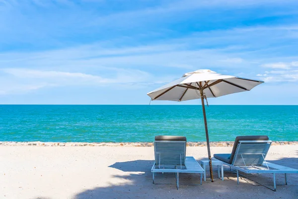 Beautiful umbrella and chair around beach sea ocean with blue sk — Stock Photo, Image