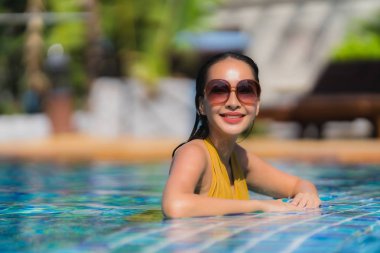 Portre güzel genç kadın eğlence gülümsemek ve hap