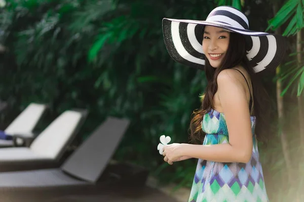 Retrato bonito jovem asiático mulher sorriso e feliz ao redor outd — Fotografia de Stock