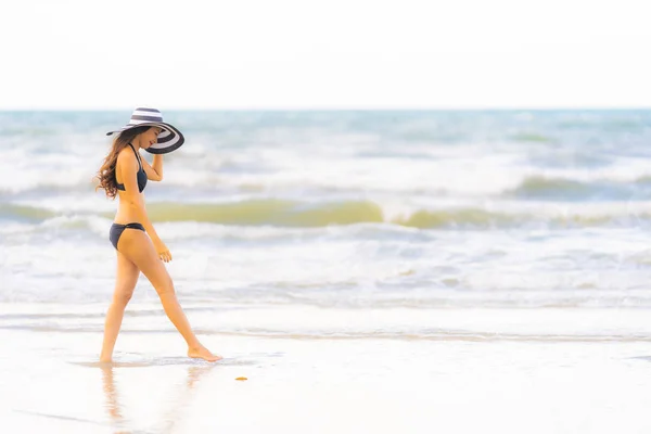 Portret mooie jonge Aziatische vrouw dragen bikini op het strand se — Stockfoto