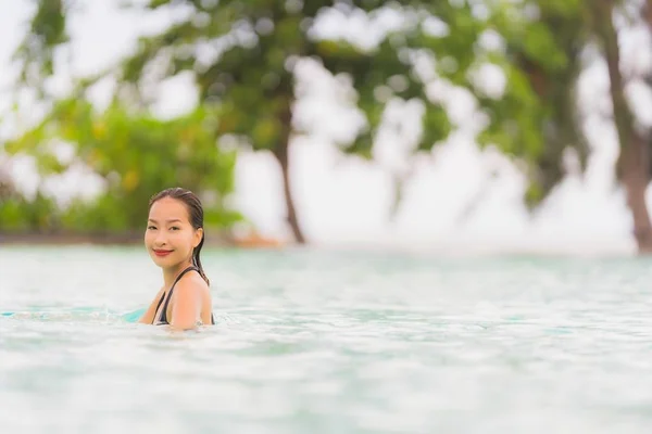 초상화 아름다운 젊은 아시아 여자 착용 비키니 주위에 수영 — 스톡 사진