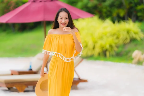 Retrato hermosa mujer asiática usar sombrero con sonrisa feliz ocio — Foto de Stock