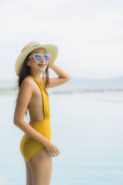 Retrato asiático hermosa mujer joven feliz sonrisa relajarse alrededor ou — Foto de Stock