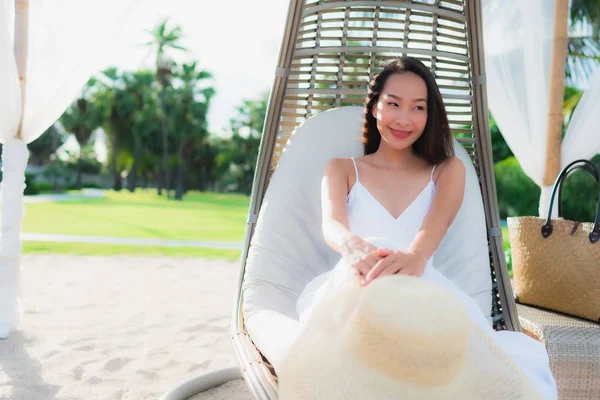 Retrato hermoso asiático mujeres alrededor de playa mar océano con feliz — Foto de Stock