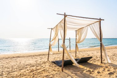 Sandalye şemsiye ve sk güzel plajı deniz okyanusta lounge