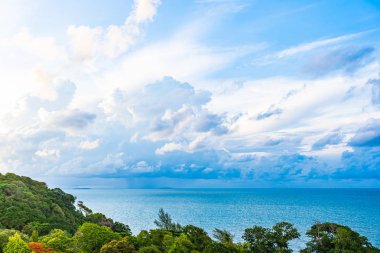 Beyaz bulut ile güzel panoramik manzara veya deniz manzarası okyanus