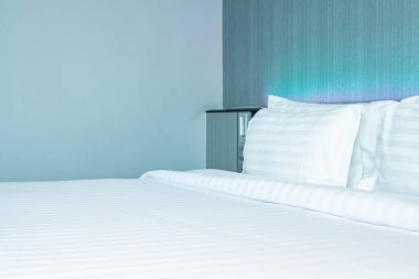 B yatak dekorasyonu üzerinde güzel lüks rahat beyaz yastık