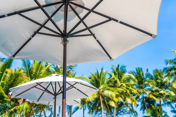 Mooi landschap van zee oceaan op sky met parasol en stoel — Stockfoto