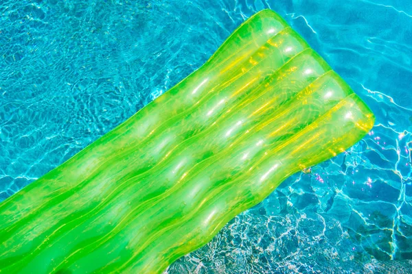 Colorido anillo de natación o flotador de goma alrededor del agua de la piscina — Foto de Stock