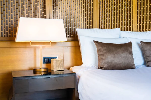 Piękna luksusowa komfortowa biała Poduszka na łóżku i koc dec — Zdjęcie stockowe