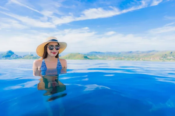 Retrato bonito jovem asiático mulher sorriso feliz relaxar em torno de sw — Fotografia de Stock