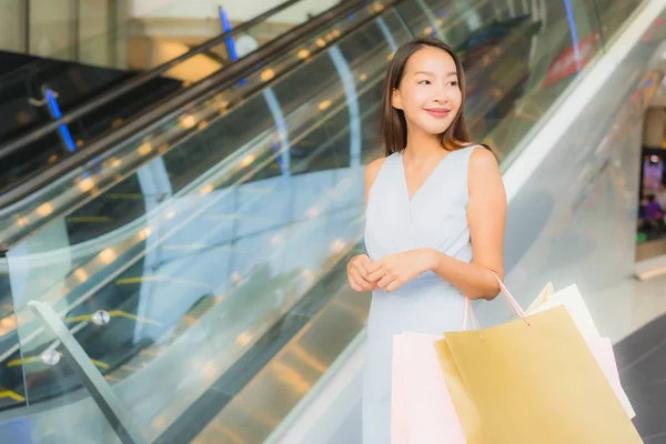 Retrato hermosa joven asiática mujer feliz y sonrisa con shoppi — Foto de Stock