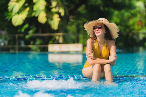 Retrato hermosa joven asiática mujer ocio relajarse sonrisa y hap —  Fotos de Stock