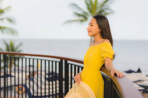 Porträt schöne asiatische Frauen glücklich lächeln entspannen auf der tropischen — Stockfoto