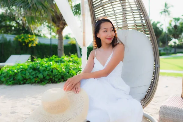 Porträtt vackra asiatiska kvinnor runt Beach Sea Ocean med Happy — Stockfoto