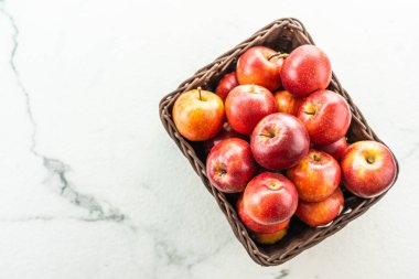 Sepet içinde kırmızı elma