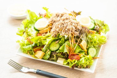 Ton balığı et ve yumurta taze sebze salatası ile