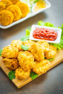 Derin yağda kızartılmış tavuk eti çağrı nugget domates veya ketçap sos ile