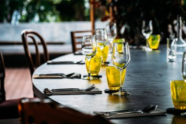 Yemek set ile Şarap kadehi kahvaltı öğle veya akşam yemeği hazırlamak