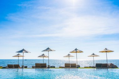 Deniz okyanus üzerinde sky şemsiye ve sandalye ile güzel manzara 