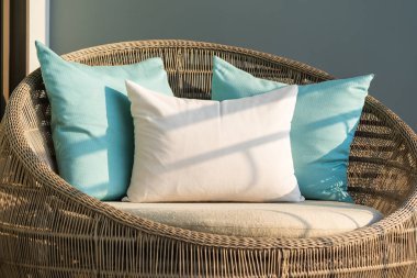 Kanepe sandalyede rahat yastık