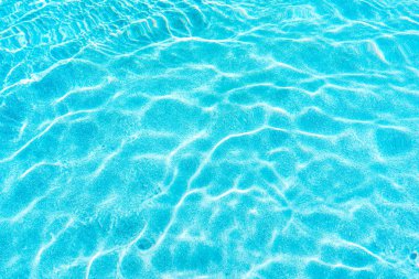 Güneş ışığı reflec ile soyut havuz su yüzeyi ve arka plan