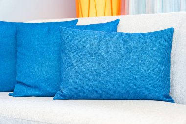 Oturma odasında dekorasyonda kanepe yastık