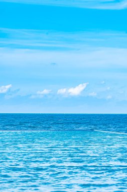 Beyaz bulut ile otel beldesinde güzel açık yüzme havuzu