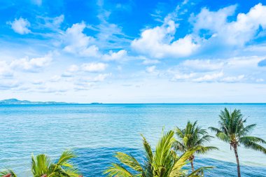 Beyaz bulut ile güzel panoramik manzara veya deniz manzarası okyanus