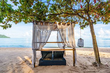 Tropikal plaj deniz Okyanusu üzerinde boş yatak koltuğu ve salon 